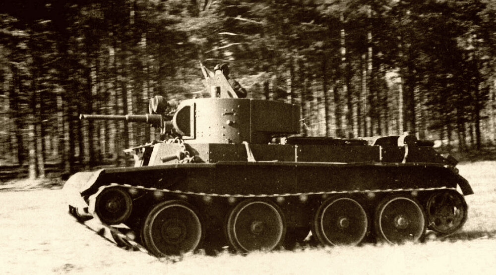 БТ-7 на марше. Танк оснащен парой фар "боевого света" на маске пушки для подсветки цели при ночной стрельбе. 