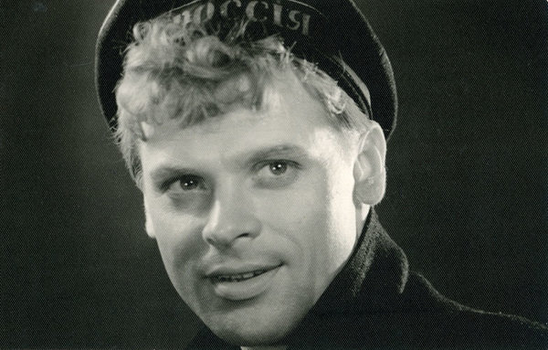 спектакль "Любовь Яровая" (http://www.maly.ru/truppa/KonyaevV/photo/page_01.htm)