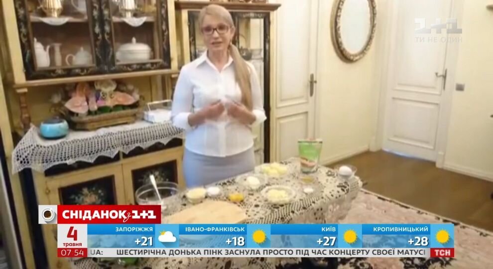 Судя по интерьеру ее квартиры много можно сказать о "хозяйке"