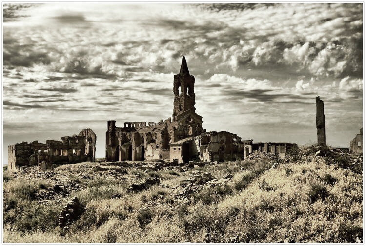 Вид на разрушенный город. фото с сайта "pinzolite-2tout2rein"