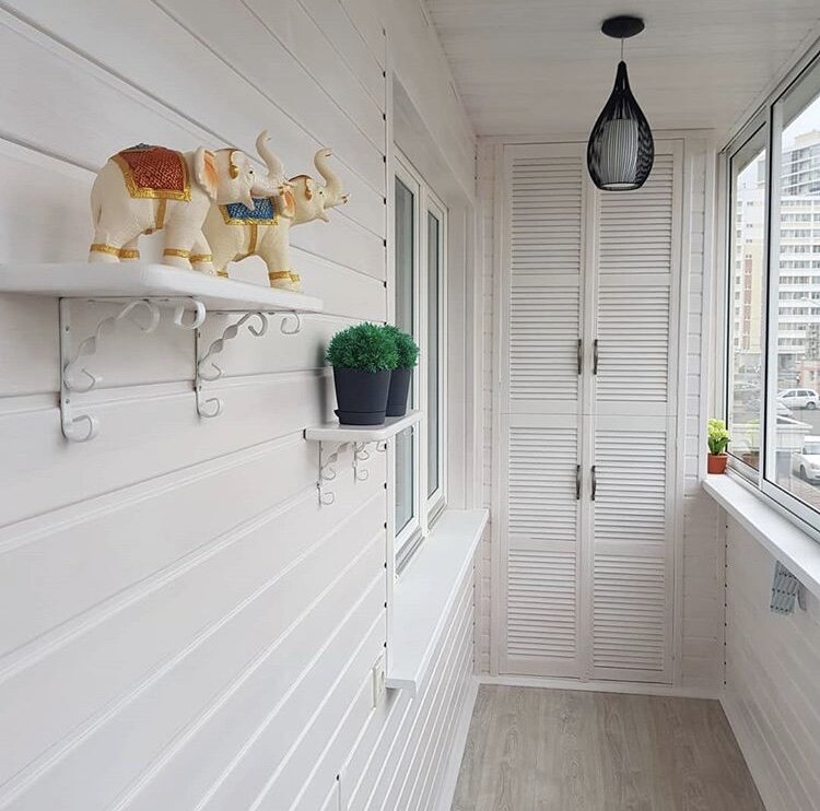 Светлый элегантный дизайн лоджии