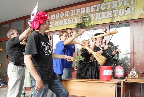 Дождливая погода в первую неделю обучения — год будет удачным для первого курса. Преподаватели будут идти на уступки, расписание пар порадует. Стоит выйти под капли хотя бы на пару секунд, чтобы стать удачливым студентом. Первые учебные дни – время, когда можно обратиться к поверьям, чтобы стать лидером группы. Подержитесь за ручку двери в кабинет декана.