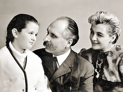 Ирина Шведова с отчимом и мамой