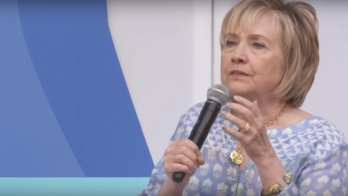 Хиллари Клинтон на выступлении на музыкальном фестивале OzyFest                                                                                         