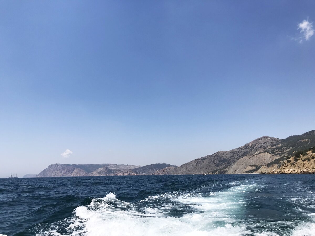 позади бухта Балаклавы