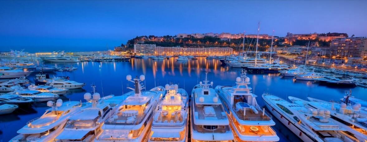 Яхты у Yacht Club De Monaco.