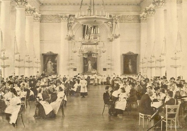 Смольный институт. Прием — экзамен на знание хороших манер. Выпускной альбом института 1889 года.