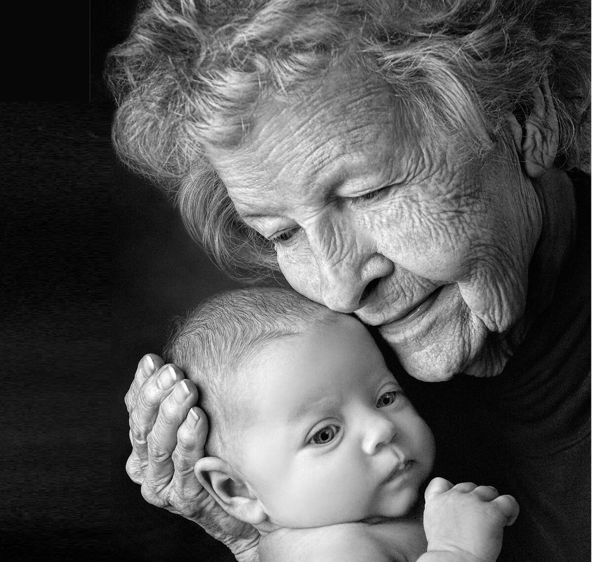 Бабушка с внучкой на руках