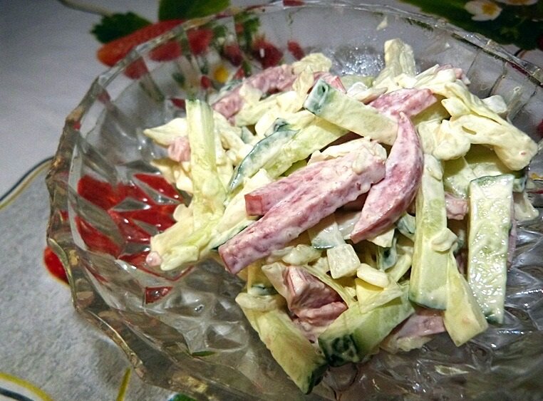 Салат копченая капуста. Салат с копченой колбасой и огурцами. Салат с сырокопченой колбасой и огурцом. Салат с колбасой и огурцами солеными. Салат с колбасой и огурцами свежими.