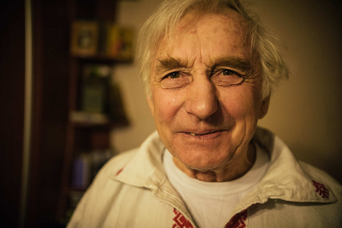 ОМОНовцы схватили спадара Яна, когда тот решил заступиться за двух молодых парней, которых «люди в  черных шлемах» избивали прямо на улице во время задержания. — Яны падбеглі, схапілі пад рукі і панеслі. Дачку маю адштурхнулі ў бок. І добра, што адштурхнулі. Так бы і яе закінулі ў аўтазак!» — рассказывает спадар Ян. Когда вдруг задержанных стали пересаживать в другой автозак, пенсионер зашел за машину и поковылял прочь. «Я ж паляўнічы! Ведаю, калі выбраць момант!» Фото: Антон Мотолько, Имена