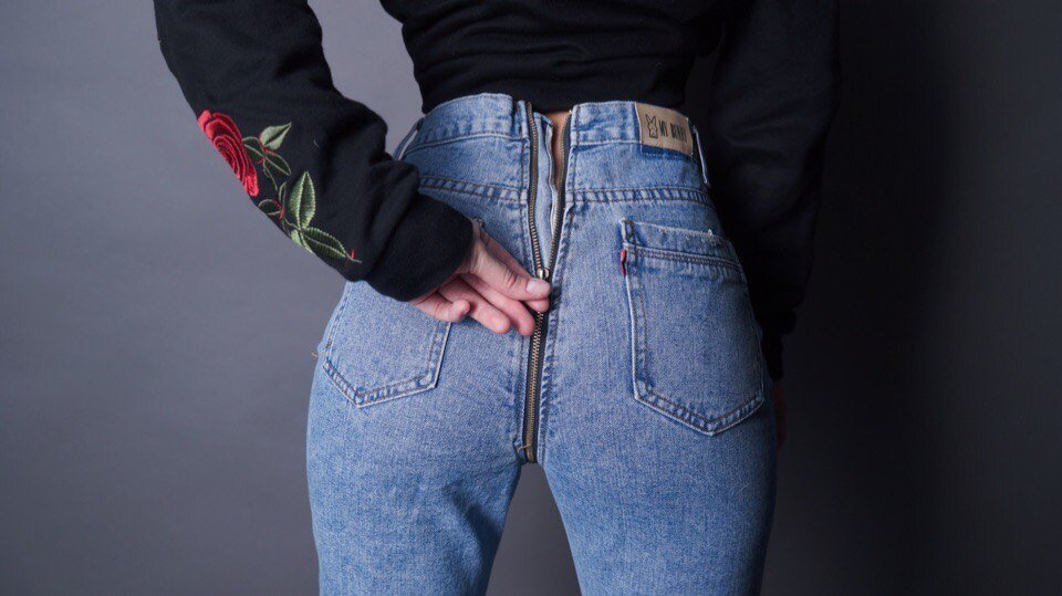 Девушки в джинсах с молнией на попе