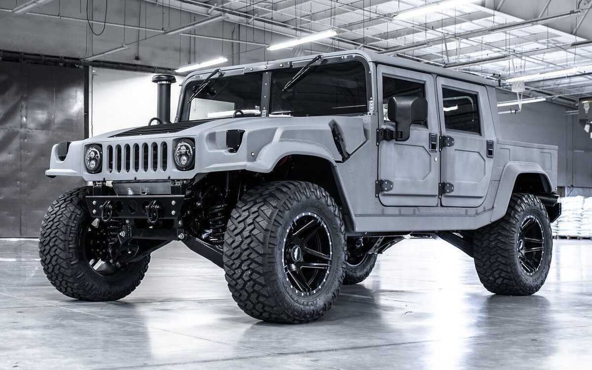 Mil-Spec Automotive снабжает свои Хаммеры гораздо более мощным двигателем, чем те, что были у стоковых внедорожников, — 6,6-литровым дизелем Duramax LBZ V8 (507 л.с., 1355 Нм). 
