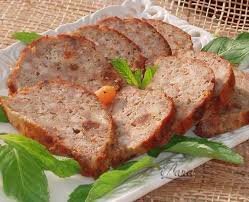  Доброго времени суток, не хотите ли вы сегодня приготовить вкусный мясной рулет? Для этого рецепта необходимы следующие ингредиенты:
Куриная тушка 2 шт
Петрушка два пучка
Чеснок
Соль
Приправы по вкусу.
Приготовление:
Для начала нам нужно разделать тушку курицы так чтобы не повредить кожу.

Потом необходимо срезать мясо со всех костей, чтобы потом нарезать его на кубики величиной до2-3см Шаг второй нарежьте все мясо на кусочки по 2см

После этого нам необходимо нарезать петрушку и чеснок которые отправятся прямиком в мясо.
Внимание петрушка необходима чтобы уничтожить возможную сальмонеллу, а также придает вкус ветчиности. После этого оставить мясо мариноваться в холодильнике.
После того как мясо промаринуется необходимо его разложить в шкурки и закрепить (я использовал обычные зубочистки, но они подгорели хотя на вкусе продукта это никак не отразилось).
Когда вы сформируете рулет отправляйте его в духовку до приготовления (я готовил час)
Ну вот вкусный домашний, а главное полезный мясной рулет. 