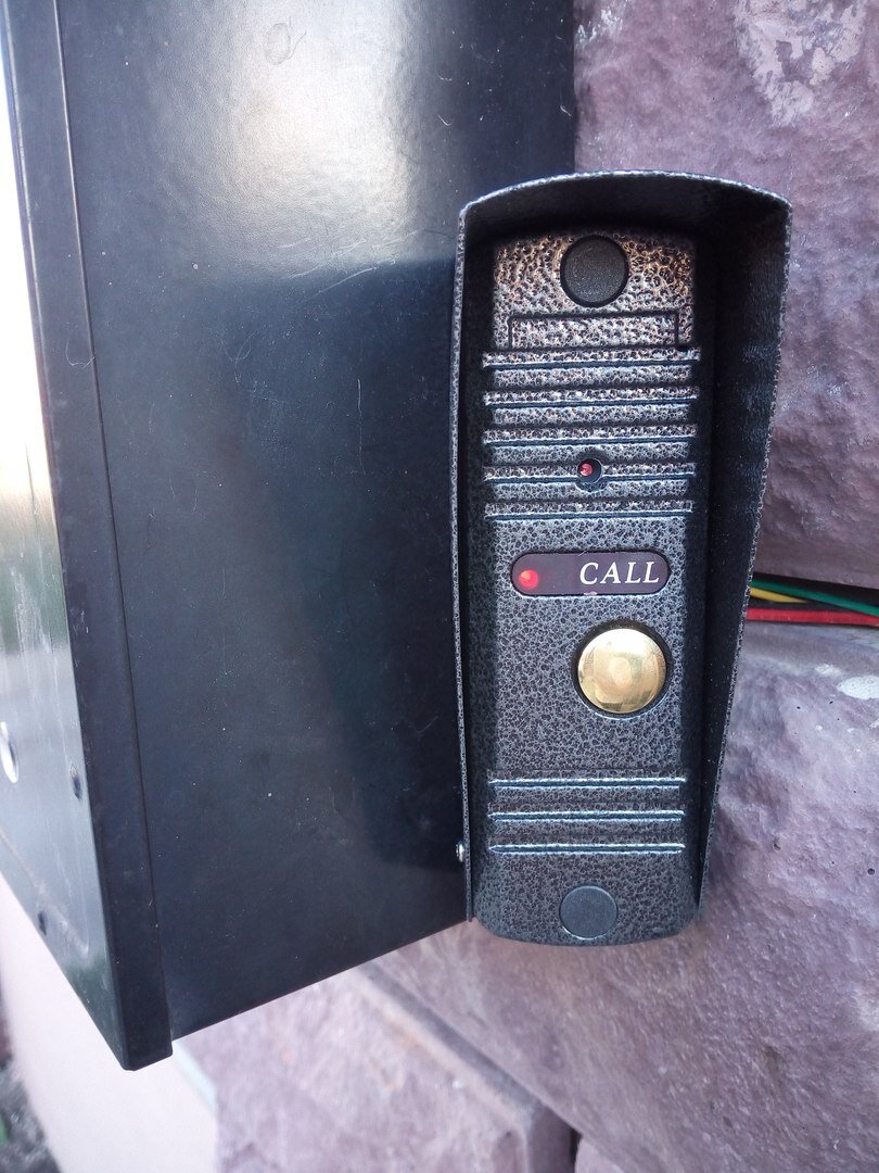 Провода до вызывной панели были аккуратно уложены в шов между декоративным кирпичом, в дальнейшем шов был замазан раствором.