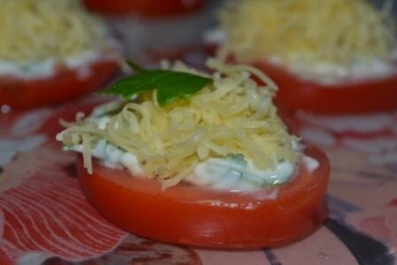  
    1 крупный мясистый помидор
    1 зубок чеснока
    2 ложки майонеза
    1 ложка тертого сыра
    Немного зелени (по вкусу – петрушка, укроп, кинза)

Приготовление закуски 

    Натрите на терке сыр (лучше брать твердых сортов, слегка острый типа гауды). 

сыр

    Выдавите в пиалочку майонез, добавьте расточенный чеснок, , измельченную зелень, все перемешайте.

чеснок

    Затем нарежьте кругляшками помидор. Не режьте слишком толсто, но и не очень тонко, чтобы помидорчик можно было бы потом спокойно взять со стола в руку и съесть, не выронив начинку.

нарезать помидорпомидор

    Помидорки красиво разложите на тарелочку, сверху на них подготовленный соус из чеснока, майонеза и зелени.

соус с чесноком

    Затем красивой шапочкой уложите натертый сыр и украсьте зеленью.

закуска с сыром

    Все, закуска из помидор с сыром, чесноком и майонезом готова.

помидор сыр
