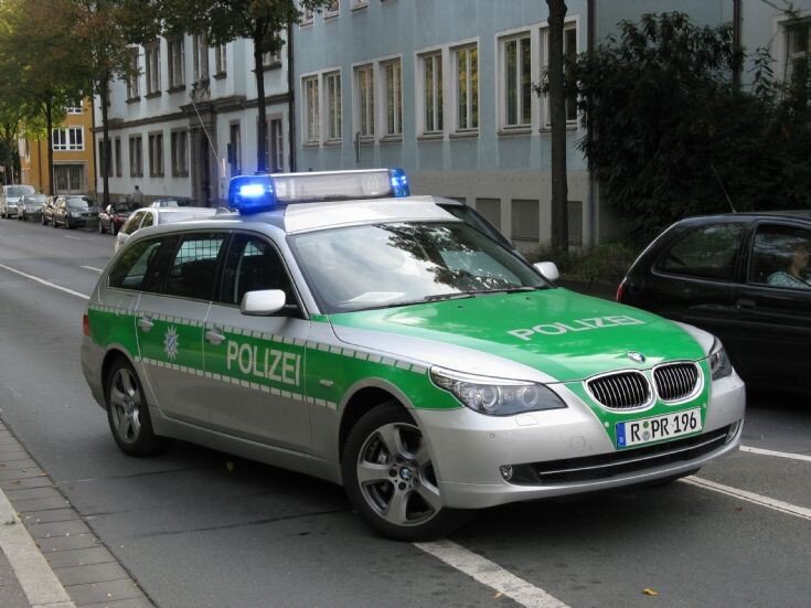 Зеленая полицейская машина. Полиция Германии машины. Полицейская машина с зеленой полосой. Автомобиль полиции зеленый.