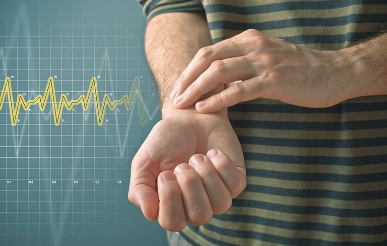 Фото 2. Измерение пульса на запястье