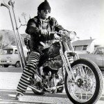 Эти байки были противоположностью нарядным FLH-ам, которые на протяжении долгого времени были хлебом МоКо, и фундаментально отличались от слегка раздетых бобберов прошлых десятилетий. Во-первых, чопперы не «раздевали» для того, чтобы сделать их легче для гонок или придать им гоночный вид. Напротив, чопперы облегчали и пилили исключительно ради стиля — а если точнее, чтобы сделать его на непохожим на старперский обвешанный FLH.

Крылья не просто резали: их иногда выбрасывали целиком. Тоже самое с прочими удобствами, которые Харли воплотил в своём большом Электроглайде — например, передними тормозами, толстыми шинами, электростартером и амортизаторами. На их место быстро пришли тощие 19- и 21-дюймовые передние шины, дико длинные вилки, крошечные баки («фисташки» или «гробы»), сисси-бары (спинки), ступенчатые седла, жёсткая подвеска-хардтейл и хромированное покрытие на всём, что сделано из металла.
