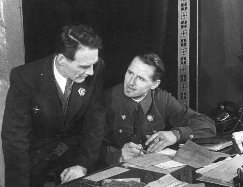 Георгий и Сергей (справа) Васильевы в 1930-е годы в кабинете Ленфильма