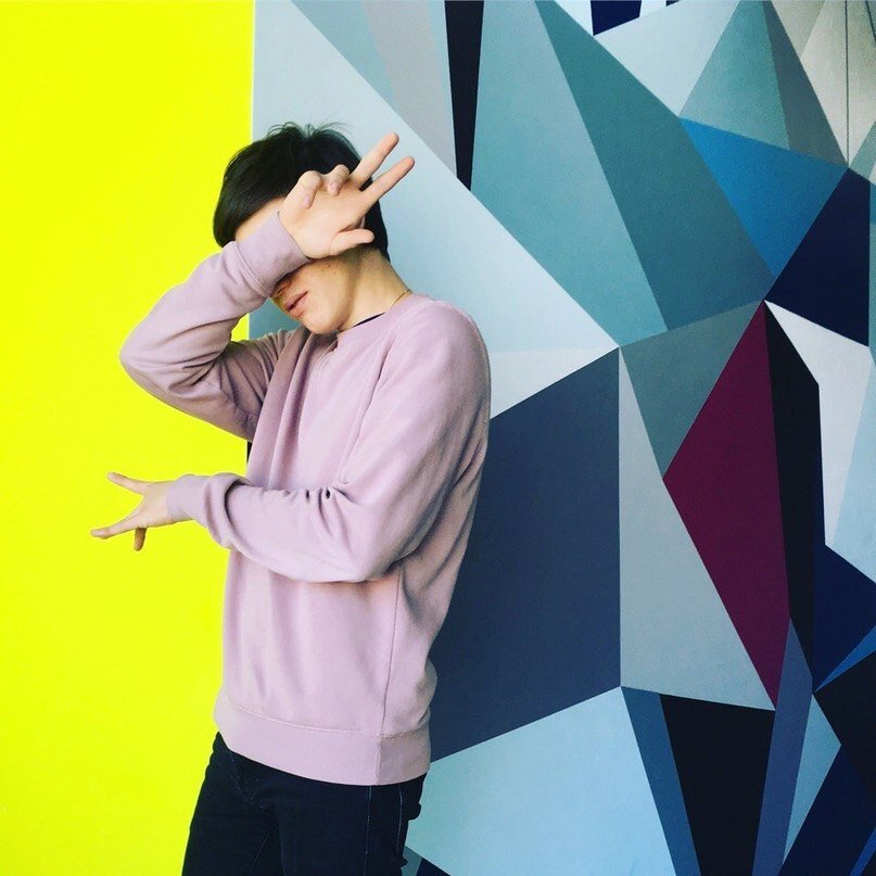 Это я в кафешечке какой-то нашёл ооочень яркие стены :)