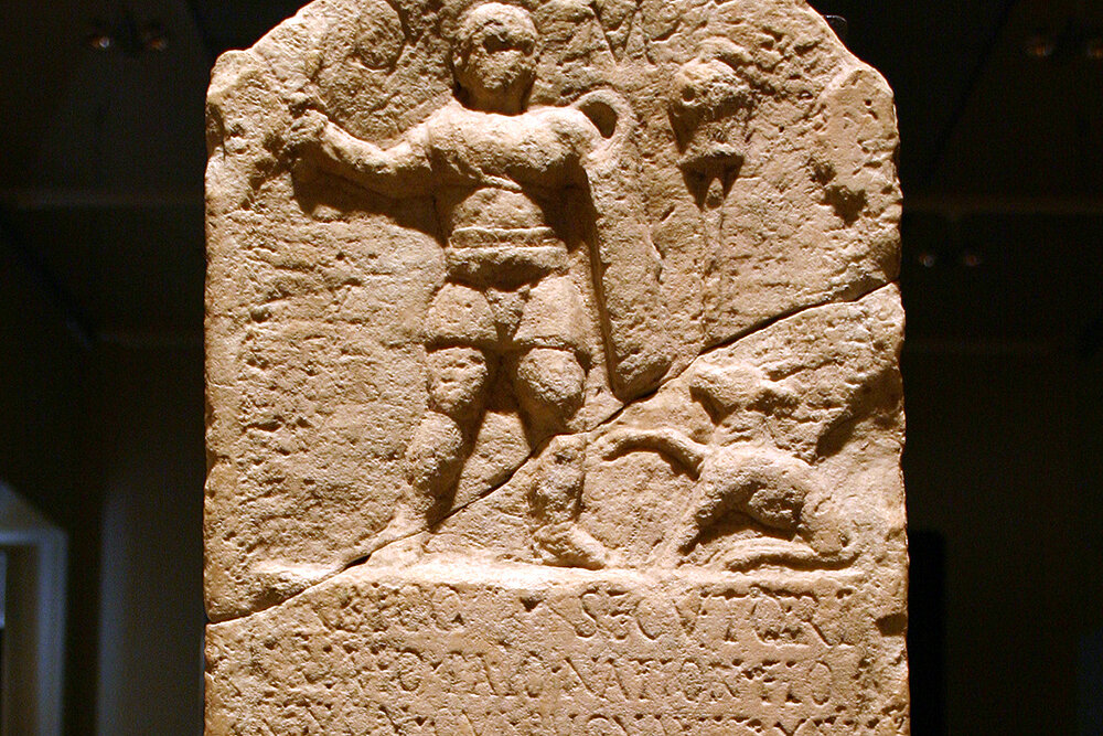 Надгробный памятник секутора, традиционного соперника ретиария (того, что с сетью). Вооружение -- армейский щит, гладиус и гладкий шлем