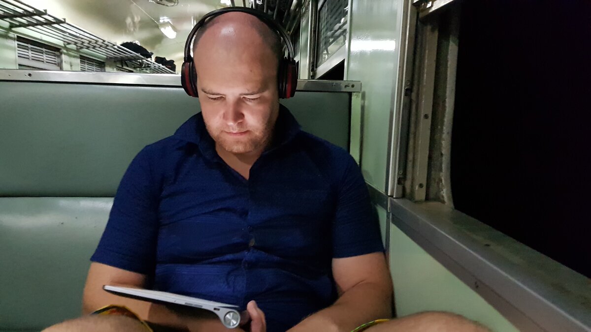 Когда-то я сам начинал с того, что читал умные книги о бизнесе в электричке.