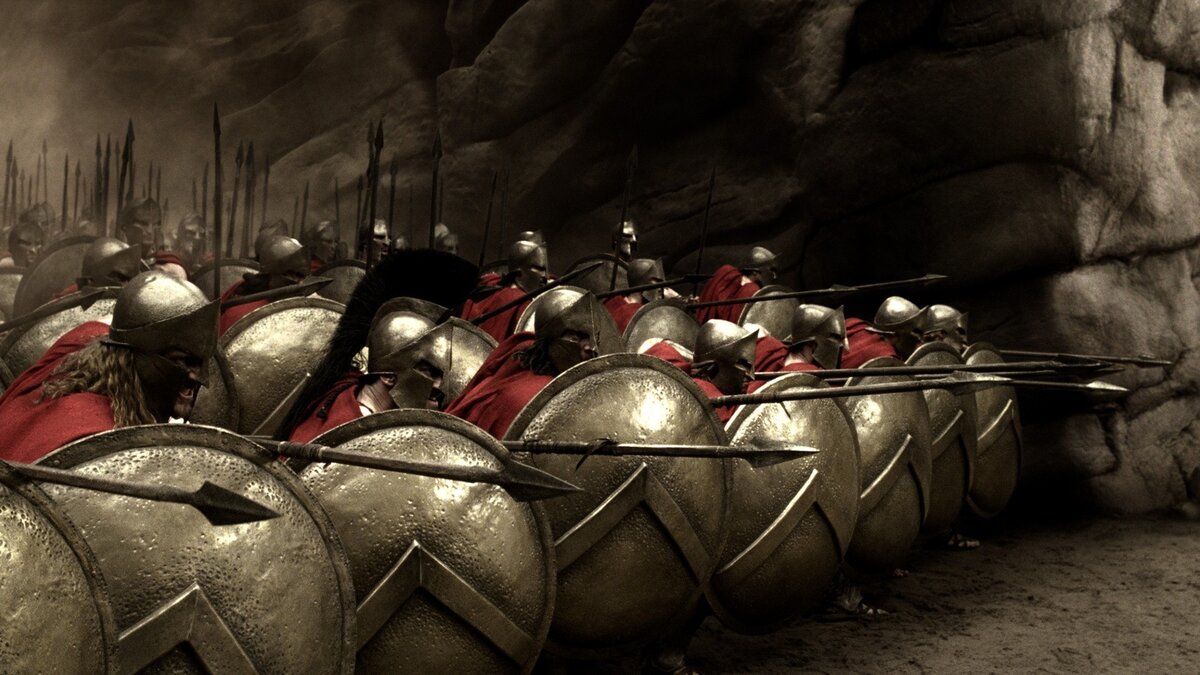 Отличительным признаком спартанцев были ярко-красные плащи и "лямбда" на щите. В этом создатели фильма "300 спартанцев" ничуть не соврали