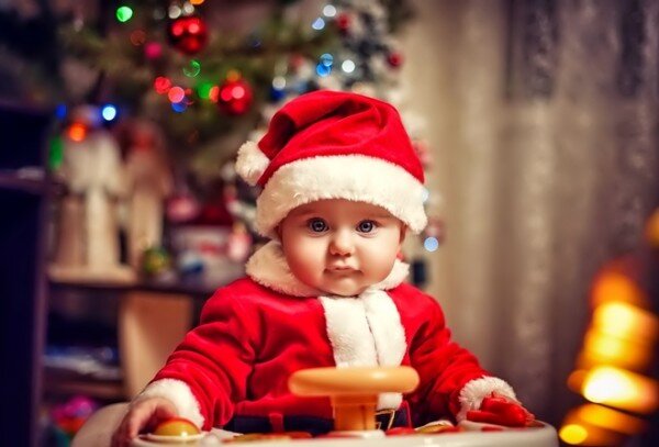 Если вы хотите, чтобы ребенок действительно воспринял и запомнил Рождество и Новый год, нужно готовиться к празднику не менее 2-3 недель. Ведь чем младше ребенок – тем медленней проходят у него нервные импульсы, а значит, и навыки формируются не быстро. Для того, чтобы усвоить, что праздник скоро настанет, ребенку потребуется время. А игры и занятия по подготовке к Новому году и Рождеству помогут дать волшебное чувство ожидания праздника. 
Елки: слишком рано!
Сейчас наряженную елку можно увидеть на городских улицах, в торговых и культурных центрах чуть ли не с начала ноября. Начинаются предновогодние распродажи, наряженное дерево становится их символом.

В голове у маленького ребенка может возникнуть путаница: раз елка здесь, значит уже Новый год. «А где же тогда Дед Мороз?» – спрашивают у мам и пап озадаченные малыши.

Действительно, традиционным для России было выставление елки только в ночь перед Рождеством – в сочельник. Тогда красота и необычность праздничного деревца символизировала наступление торжественного дня и создавала особый колорит.

Если мы два месяца видим елку, то мы перестаем ей удивляться. Привычное не затрагивает воображение, таков закон человеческого восприятия. С маленьким ребенком лучше поменьше бывать в торговых центрах в предпраздничные недели. Так вы и восприятие малыша сбережете, и избавите себя от множества просьб и «хочу-к-Деду-Морозу».

Достаньте елочные украшения сами
Одно из очень приятных подготовительных занятий – рассматривать небьющиеся и безопасные украшения с маленькими детьми. Если ребенку уже исполнилось 2 года, возможно, какие-то остатки воспоминаний об этой несказанной красоте сохранились у него с прошлого праздника. Можно не торопясь рассматривать игрушки и рассказывать малышу, что скоро в доме появится елочка и вы всей семьей станете ее украшать.

Календарь ожидания праздника: версия для маленьких
В последнюю неделю можно сделать самую простую версию «календаря ожидания праздника», но только для тех детей, которые уже хорошо говорят фразами. Сознание маленького ребенка не готово к восприятию длительных промежутков времени. Малыш не знает, сколько остается до Нового Года, и календарь ожидания может помочь ему лучше это себе представить.

Нарисуйте на листе бумаги крупные кружочки по числу дней, которые остались до праздника. Количество кружочков должно быть не больше, чем возраст ребенка плюс один кружок. Каждый день перед тем, как укладываться спать, закрашивайте вместе с малышом один кружок или приклеивайте на него яркую рождественскую или новогоднюю картинку.

Ожидание праздника: версия для взрослых
Неплохо было бы, чтобы взрослые обсудили, кто как представляет себе «правильные» праздники до того, как возникнет неприятная ситуация несогласованных ожиданий. А такое бывает нередко: например, перерабатывающий весь год папа хочет просто валяться на диване, а засидевшаяся дома мама расстраивается из-за того, что муж не поддерживает ее обширную программу. Договоритесь о том, что ждет каждый, составьте список приоритетов.

Не обязательно все десять дней проводить только вместе. Хороши все сочетания: папа плюс мама плюс ребенок, папа плюс ребенок и мама плюс ребенок, папа плюс мама – а ребенок у бабушек. Тогда у всех будет возможность и отдохнуть, и удовлетворить свои потребности в одиночестве. Важно, чтобы тема проведения праздников не становилась причиной конфликтов и не отравляла праздничную атмосферу.

Искусство дарить подарки
Хорошо бы, чтобы и вопрос количества и состава подарков не был проблемной точкой. Если договориться не удается, пусть каждый подарит свой подарок. Иногда то, что папа хочет подарить мальчику, непонятно маме, и наоборот, то, что мама хочет подарить девочке, абсолютно не впечатляет папу.

Помните, важнее для ребенка не подарки, а отношения. Что подарил Дед Мороз, малыш может и забыть, а вот как папа и мама ругаются – будет помнить долго.