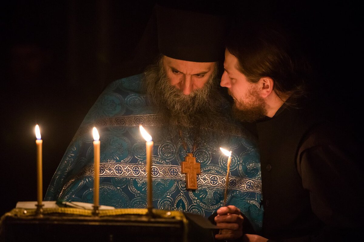 Когда какой-то человек невольно пострадает, мы возносим свой ум к Богу и спрашиваем: «Господи, почему этот хороший, праведный человек погиб так внезапно, несчастно, на дороге?» Вроде бы дороги и машины сделаны для того, чтобы человеку было лучше, а получается наоборот. 