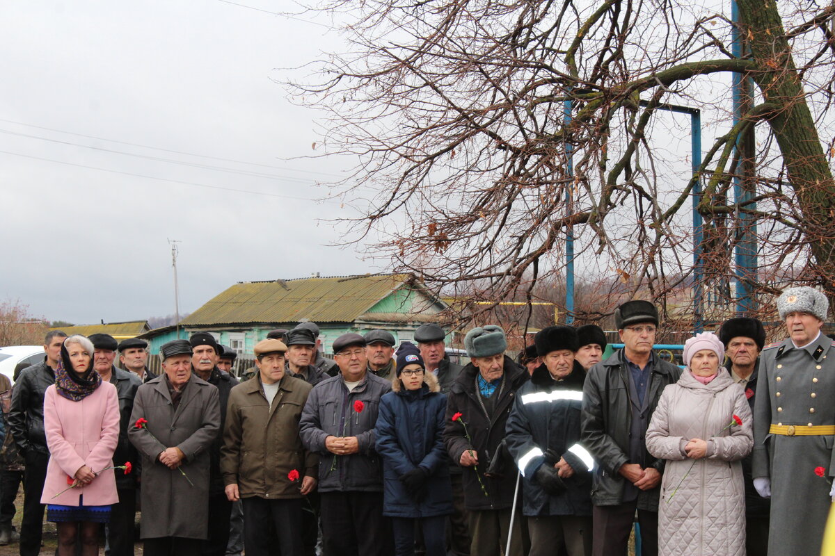 Все село собралось проводить своего односельчанина - героя войны. Фото: Розалия Мустафина.