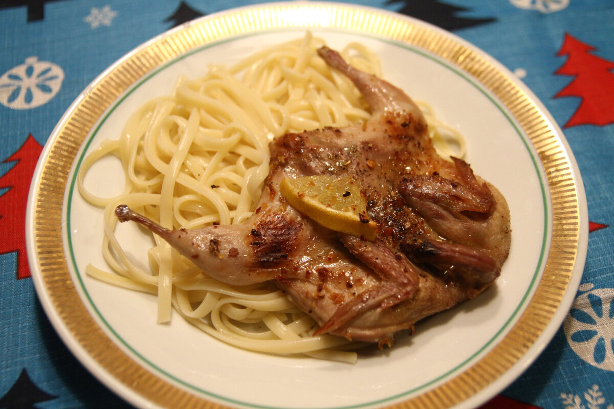 Перепелки, жареные с приправами и медом - очень нежное и ароматное блюдо. Готовятся просто и быстро, так что ужин не заставит себя долго ждать. Всего 20 минут и готово!