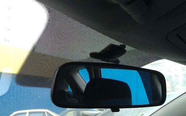 Вы когда-нибудь задумывались о том, для чего автомобильные стёкла украшены маленькими чёрными точками по периметру, которые особенно хорошо заметны на ветровом стекле? 