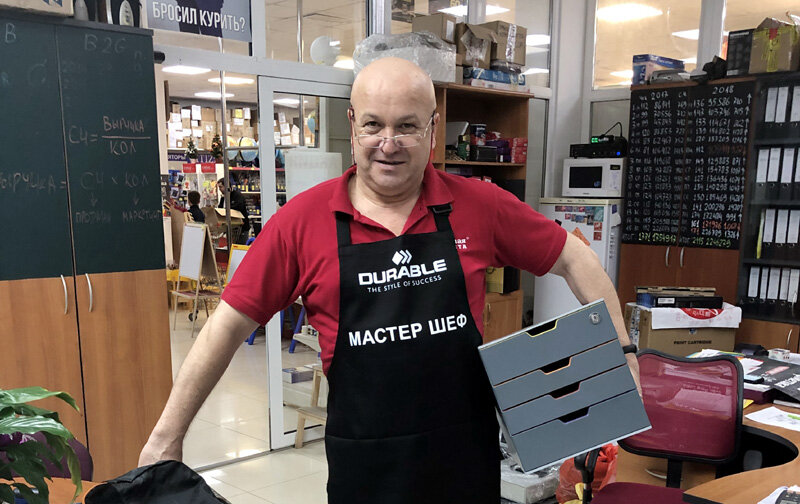 
 Накануне праздничных дней принято  подводить итоги уходящего года и строить планы на будущее. Редакция  KanzOboz.ru обратилась к самым уважаемым компаниям канцелярского рынка с  «наводящими» вопросами. Ниже публикуем ответы Игоря Николаевича  Медведева, генерального директора компании «Вимком» (Черкесск).