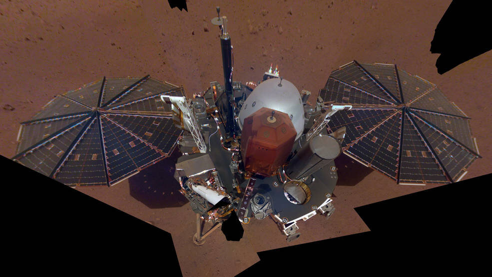  Первое селфи NASA InSight на Марсе.                                                                Foto NASA/ JPL-Caltech