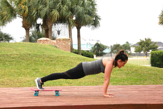 Планка с подкатом ног к груди