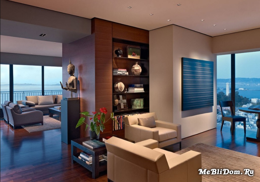 Максимальное использование внутреннего пространства помещений характерно для китайцев. Для этой цели создаются арки, ниши для хранения аксессуаров, книг и декоративных элементов. 
Торжественная мебель в китайском интерьере гармонично сочеталась с обычными предметами - шкафами, дополненными изысканно украшенными лаковыми столами, которые служили стендом для роскошных ваз и украшений.
