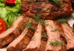  
Продукты используются для приготовления вторых блюд, как ингредиенты к салатам, а также как самостоятельные закуски. Они являются незаменимыми источниками железа и витаминов, а главное быстро насыщают организм. Жарить говядину – значит обеспечить вкуснейший ужин, который понравится всем членам семьи. Многие хозяйки не желают возиться с мясом бычка, ошибочно считая, что оно при любом способе приготовления получается жёстким. Процесс запекания говядины достаточно трудоёмкий, но при этом готовое блюдо приносит много пользы, а также положительных эмоций от употребления ароматного и сочного мяса. 