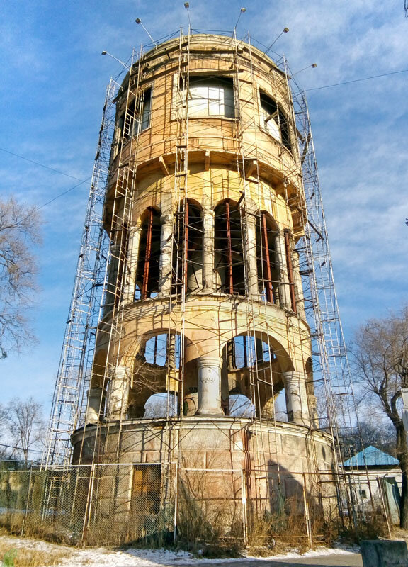 Эта водонапорная башня, ярко выделяется своей архитектурой среди других в городе, именно поэтому мы решили написать про неё отдельный пост. Она  была построена в 1937 г. для снабжения водой жилого массива на пересечении улиц Карла-Маркса и Синельниковской, которая позже была переименована в Синельникова.