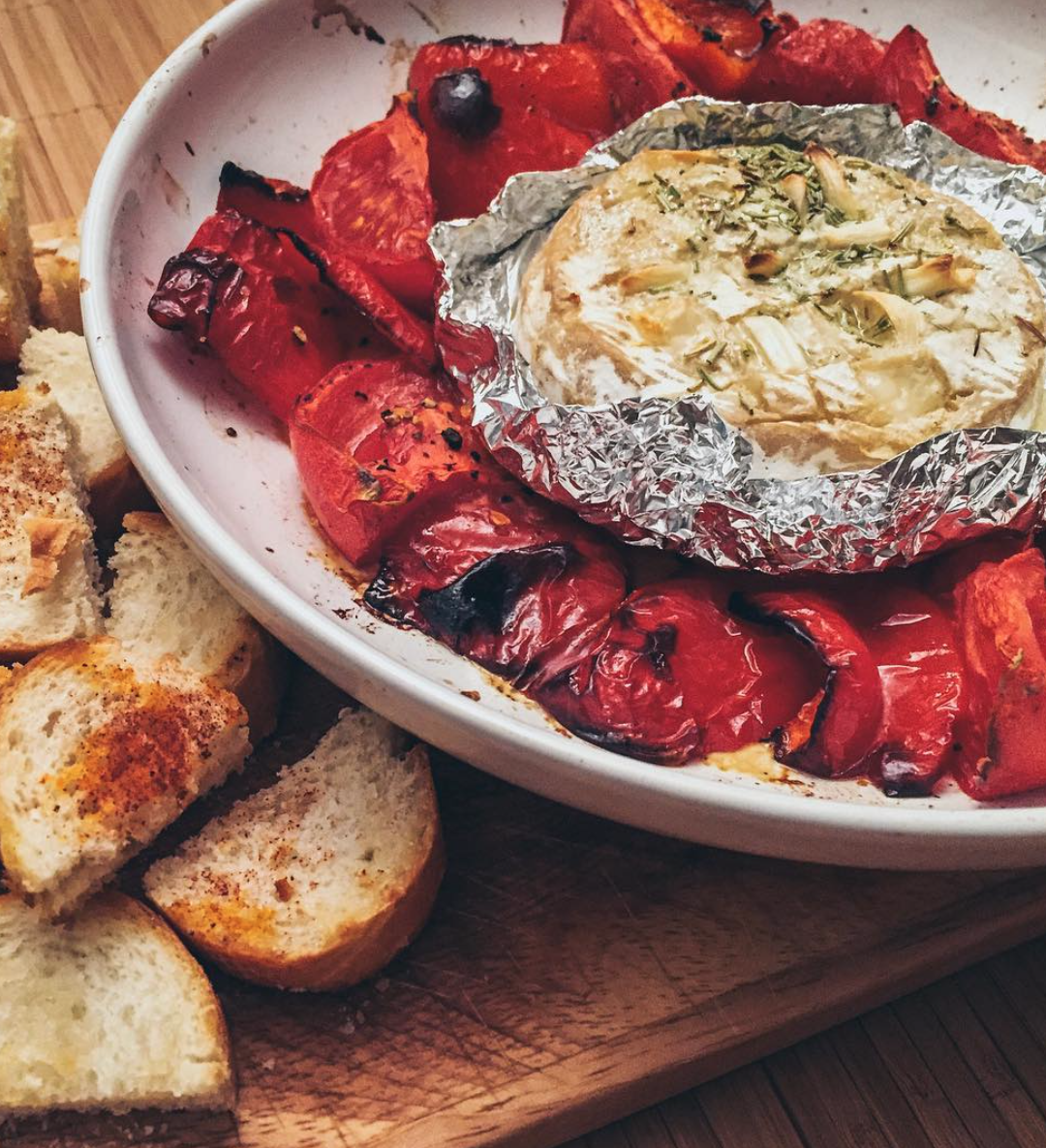 ФОНДЮ с чесноком, гренками и овощами
