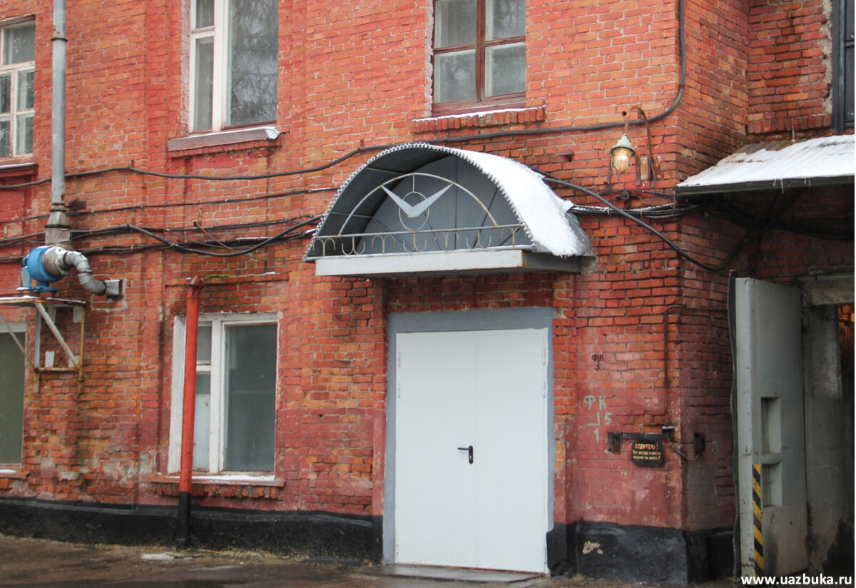 Вход в один из корпусов Ульяновского автозавода, фото 2014 года. Вы можете себе представить такую проходную с логотипом, скажем, Toyota? Лично я - нет. Так чего тогда удивляться качеству продукции? (фото: uazbuka.ru)