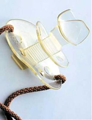 Надо уже озаботится и такую штуку с собой носить и всем храпящим в рты пихать. 