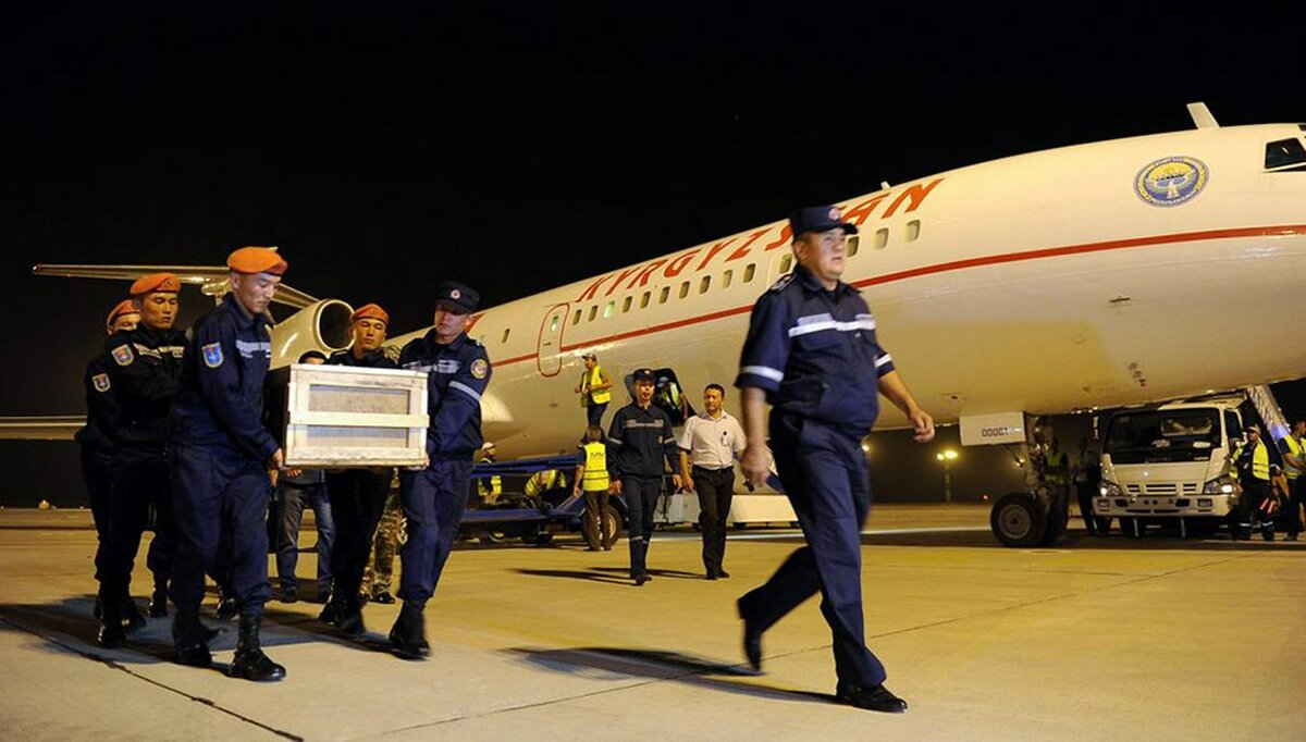 Груз 200 самолет. Груз 200 транспортировка тела. Перевозка груза 200 самолетом. Груз 200 перевозка. Груз 200 транспортировка.