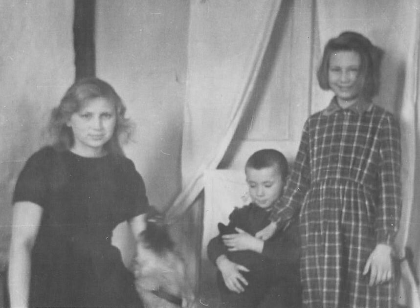 Мама, Тарзан, брат с кошкой Муркой и я.