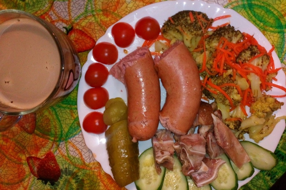 Жареная колбаса, варено-копченые свиные уши, маринованная брокколи с морковкой, соленый огурчик, свежий огурец, помидор, кофе с молоком.