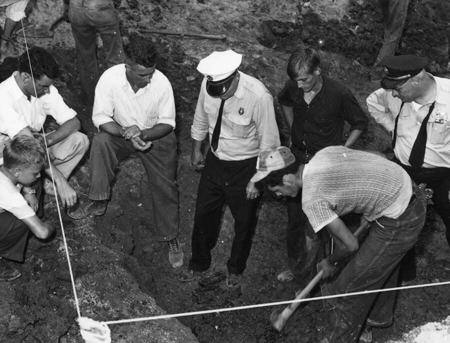 Поиски на месте пожара. Фото из Виуипедии