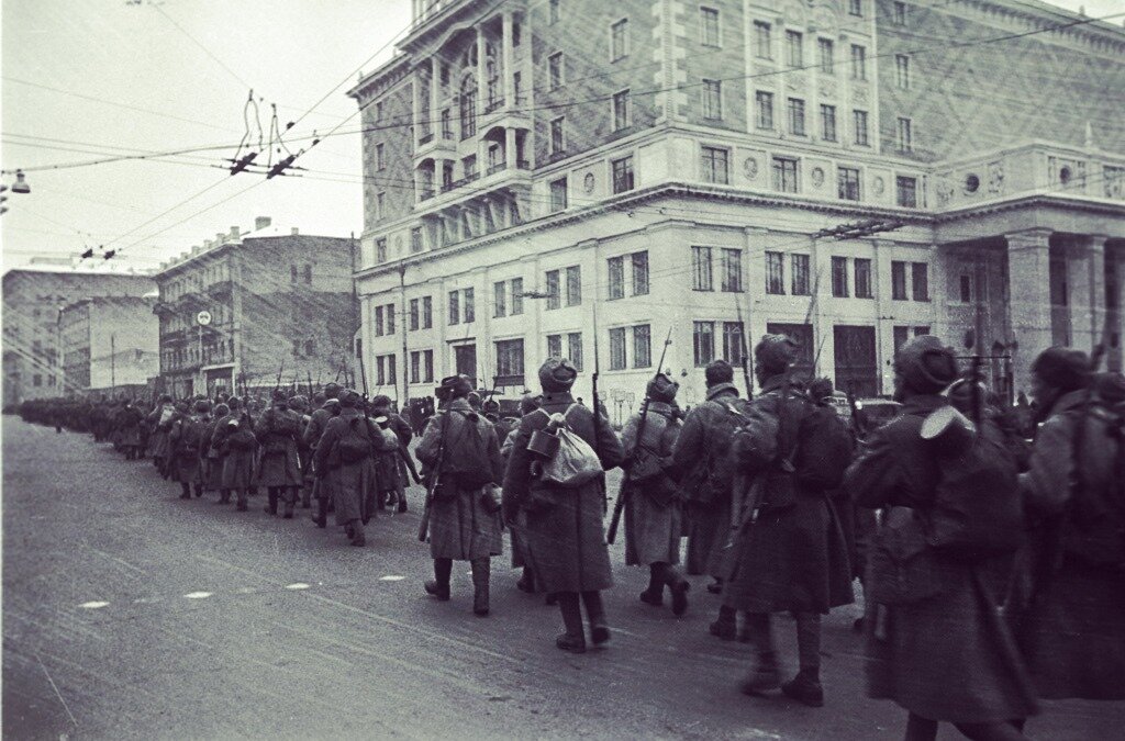 МОСКВА. ВОЙСКА ИДУТ НА ФРОНТ.