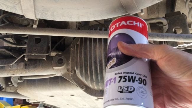 Для работы понадобится иметь под рукой 4х- гранник под 3/8, также стоит иметь ещё шприц для заливки масла, при этом вливание масла стоит производить медленно, потом подождать пока масло начнет вытекать из отверстия. При этом задний мост Рекстона-1 вмещает в себя 1,9 литр масла. 
Прибегать к смене масла в мосту Рекстона-1,имеющего дифференциал повышенного трения стоит каждые 30 000 км.