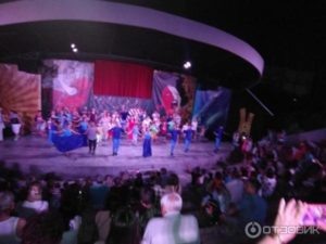 Отдохнули с детьми в 2011 году в г.Анталия. По совету коллеги отправились в 5* отель.  Комплекс четырех отелей с доступом в любой из них. Раздолье, более 3000 метров территория. Отель, расположенный на самом верху на горе очень понравился детям. Добраться туда возможно на фуникулёре или на небольших машинках которые часто курсируют  в направлении этого отеля и обратно с бешеной надо сказать скоростью. Тоже своего рода аттракцион. Этот отель, представляет собой деревню с животными. Знакомые нам лошади стоят в стойлах. Заранее знали, что будет возможность покормить их и взяли лакомства. Куры, но совсем не похожие на наших домашних кур, павлины гуляли во всей свое красе с их потрясающе великолепными хвостами-веерами. Нам повезло-один из павлинов распустил свой чудо-хвост и предстал перед нами во всей своей красе. Огромное количество бассейнов и горок на территории конечно порадовало. Резвились от души. Аниматоры не давали скучать ни минуты. Устраивали конкурсы в бассейне и на открытых пространствах, танцы, дартс, йога, гимнастика. Также летали с парашютом, катались на банане. Здорово и весело. 