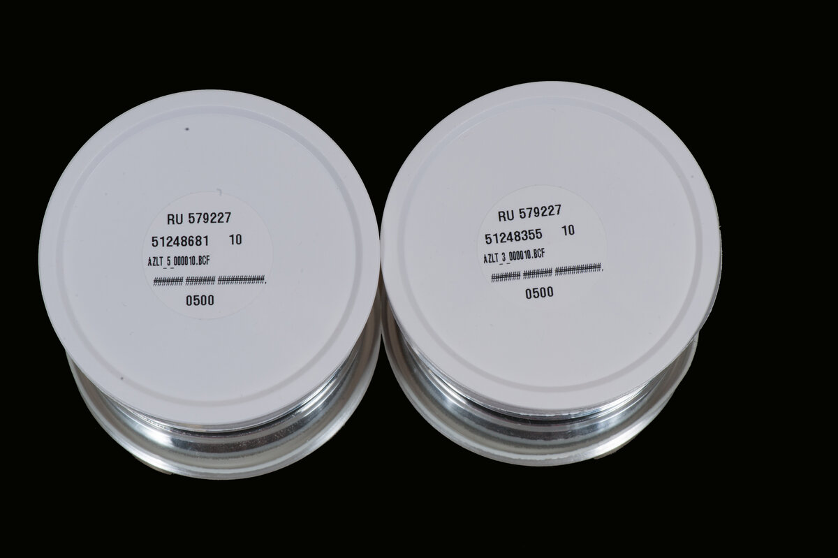 Вот в таких коробочках приходят из Америки протезы. Фото автора.