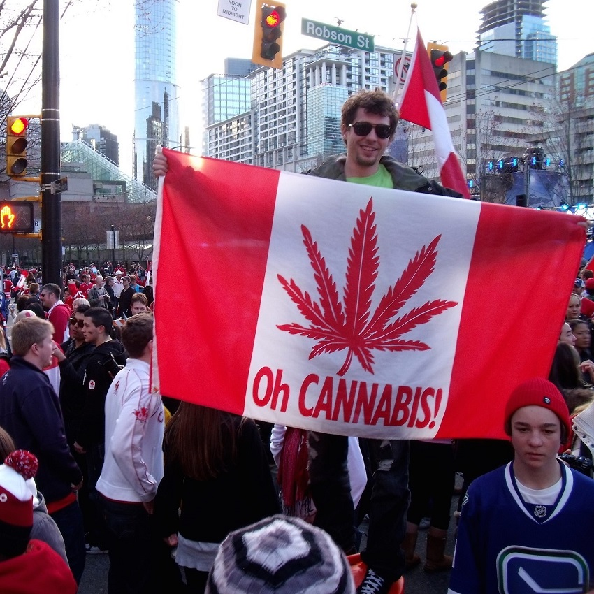 Флаг выполнен в стиле национального гимна, начинающегося со слов "Oh! Canada"